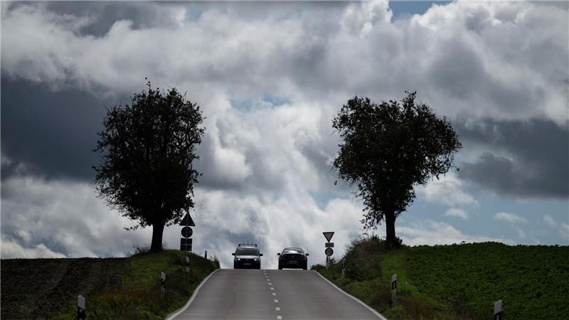 Dunkle Wolken über einer Landstraße in Baden-Württemberg.