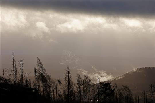Dunkle Wolken ziehen am Brocken über den Harz. Für den Oberharz ab 1000 Metern gab es eine Windwarnung. Foto: Matthias Bein/DPA