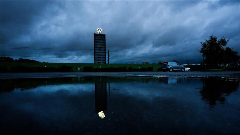 Dunkle Wolken ziehen über das Markenhochhaus von Volkswagen auf dem Gelände vom VW Stammwerk in Wolfsburg hinweg.