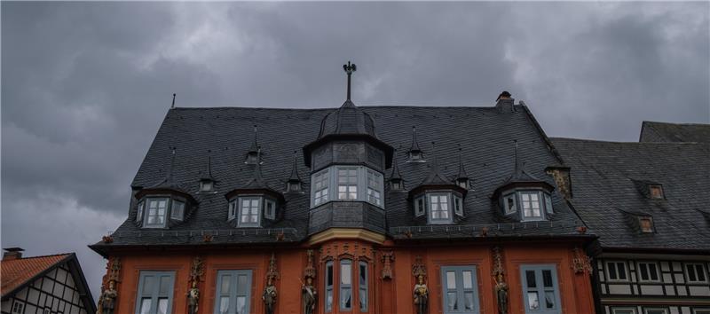Dunkle Wolken ziehen über den Marktplatz in Goslar. Der Deutsche Wetterdienst (DWD) warnt vor starken Gewittern in  Teilen Niedersachsens und Sachsen-Anhalts. Foto: dpa