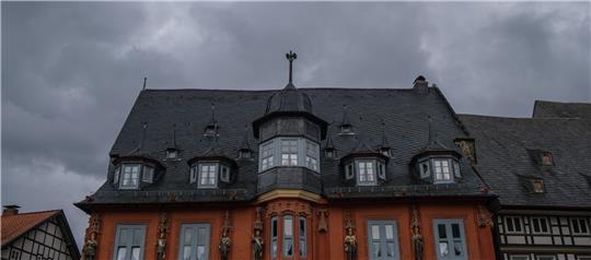 Dunkle Wolken ziehen über den Marktplatz in Goslar. Der Deutsche Wetterdienst (DWD) warnt vor starken Gewittern in  Teilen Niedersachsens und Sachsen-Anhalts. Foto: dpa