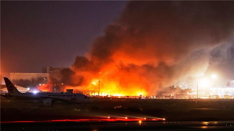 Dunkler Qualm steigt bei einem Brand am Hazrat Shahjalal International Airport in Bangladesch auf. Der Flugbetrieb wurde eingestellt. 