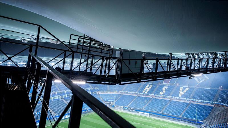 Durch Tauwasser infolge des starken Wintertreibens im Norden sind Beulen in der Dachmembran des Hamburger Volksparkstadions erkennbar. 