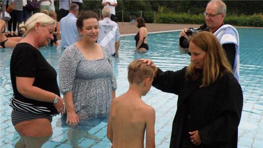 Durch anhaltende Regenfälle musste die Veranstaltung, nach den ersten Taufen im Freibad, ins Hallenbad verlegt werden.