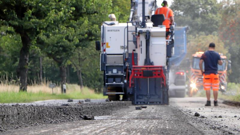 Durch das Abfräsen entsteht während der Bauarbeiten zur alten Fahrbahnoberfläche ein zwölf Zentimeter hoher Absatz