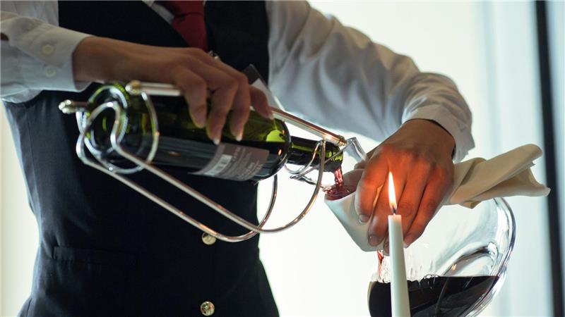 Durch das Dekantieren wird der Bodensatz vom Wein getrennt.