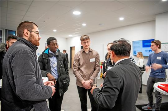 Durch das Deutschlandstipendium ergibt sich für die Stipendiatinnen und Stipendiaten der Kontakt zu Wirtschaft und Wissenschaft. Foto: Dell’Aquila/ TU Clausthal