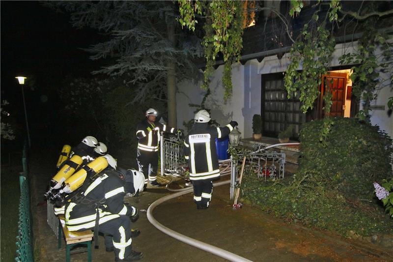 Kellerbrand in Oker: Dichte Rauchschwaden erschweren Einsatz Durch das Erdgeschoss gelangten die Einsatzkräfte in den Keller. Foto: Epping