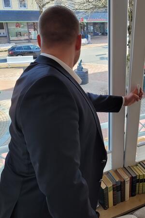 Harzburger Berater stellt Einbrecher – und stoppt eine ganze Serie Durch das Fenster seines Büros, direkt über der Bäckerei, hört Brennecke in der Tatnacht ein lautes Geräusch. Hier stellt er die Szene nach.