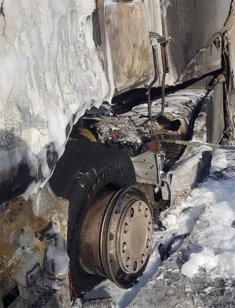 Lkw steht auf B248-Parkplatz in Vollbrand – Ursache unklar Durch das Feuer entstanden Beschädigungen am Lkw-Tank. Foto: Julian Lunkewitz