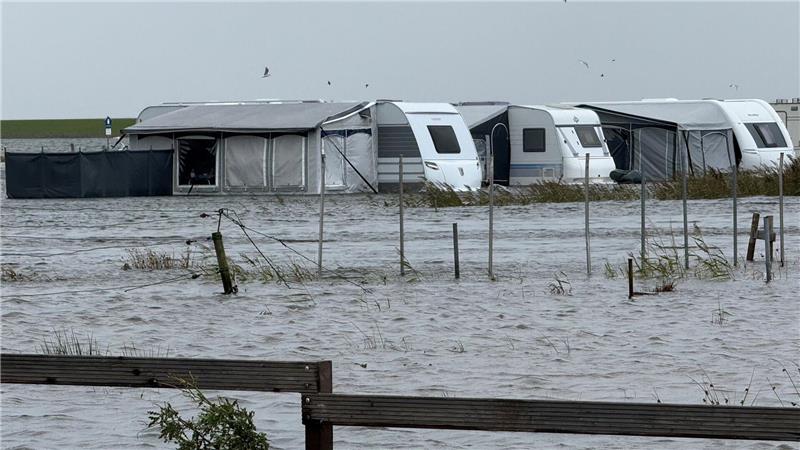 Sturmtief zieht über Niedersachsen und Bremen Durch das Hochwasser wurde ein Campingplatz auf Norderney überflutet.
