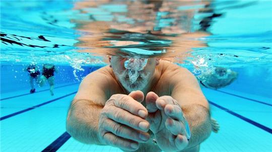 Durch das Wasser zu gleiten, ist für viele ein schönes Gefühl.