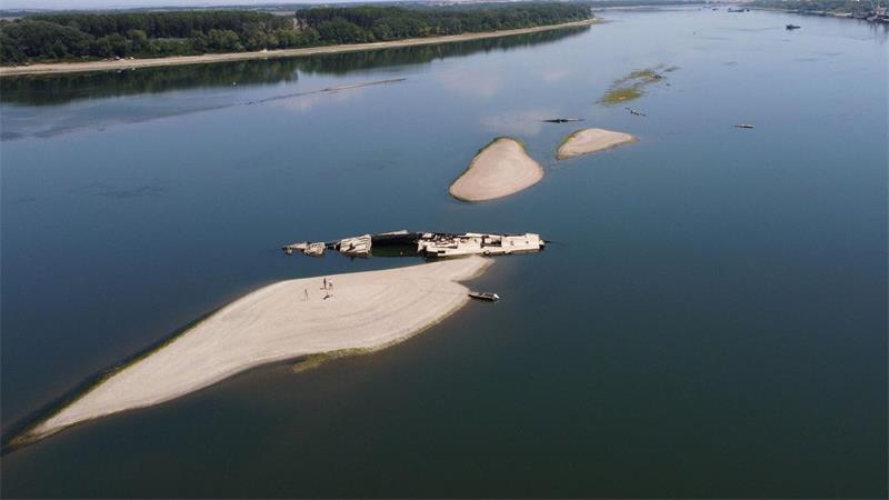 Durch das extreme Niedrigwasser wurde das Wrack eines deutschen Kriegsschiffs aus dem Zweiten Weltkrieg in der Donau zwischen Rumänien und Serbien freigelegt. 