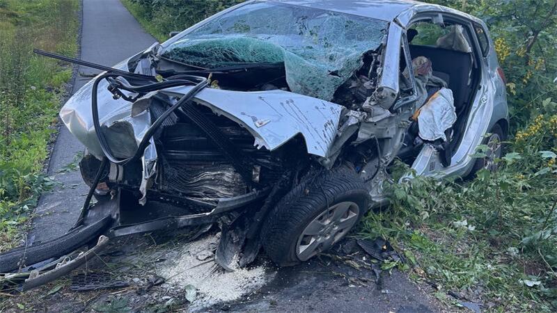 Braunlage: Magdeburger (53) stirbt bei Baum-Crash auf B 27 Durch den Aufprall wurde das Fahrzeug stark beschädigt.