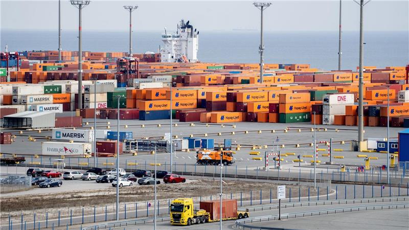 Durch den Austritt der giftigen Flüssigkeit wurden drei Menschen im JadeWeserPort verletzt. (Archivbild)