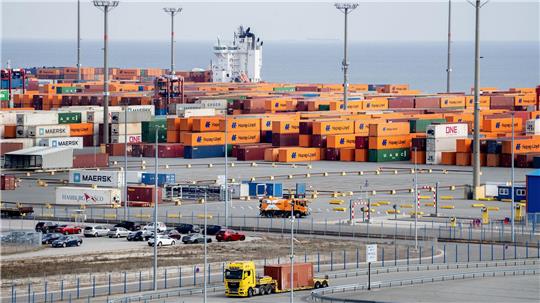 Durch den Austritt der giftigen Flüssigkeit wurden drei Menschen im JadeWeserPort verletzt. (Archivbild)