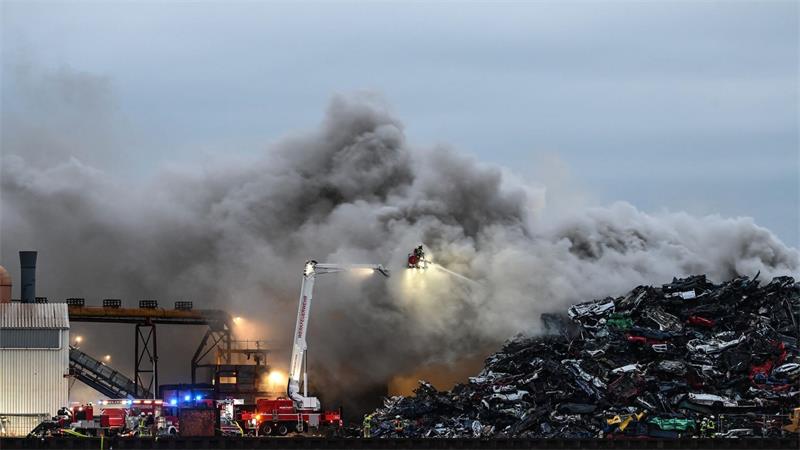 Durch den Brand von Altmetall auf dem Schrottplatz ist eine große Rauchwolke entstanden, die auch von einem starken Geruch begleitet wird.