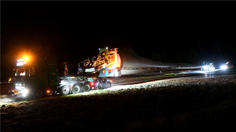 Durch den Bypass an der B82-Anschlussstelle Langelsheim-West bahnt sich der Schwertransport seinen Weg.