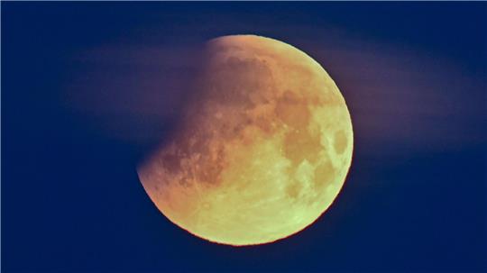 Durch den Erdschatten verdunkelt sich der Mond. (Archivbild)