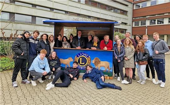 Durch den Kunstkurs der 13. Klasse erstrahlt der Verkaufsstand der Oberharzer Lions in neuem Glanz. Foto: Knoke