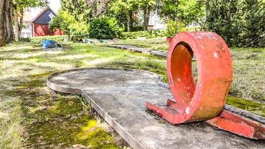 Die Loopingbahn eines Minigolfplatzes.