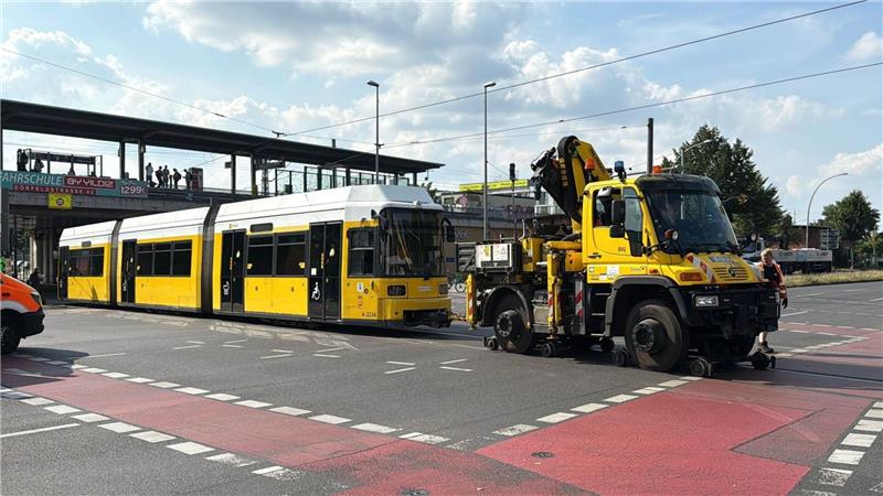 Brandanschlag auf Kabel – Zehntausende weiter ohne Strom Durch den Stromausfall blieben auch Straßenbahnen liegen.