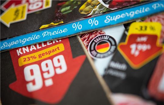 Durch den Verzicht auf Werbeprospekte spart Rewe nach eigenen Angaben jährlich mehr als 73.000 Tonnen Papier und 70.000 Tonnen CO2 ein.