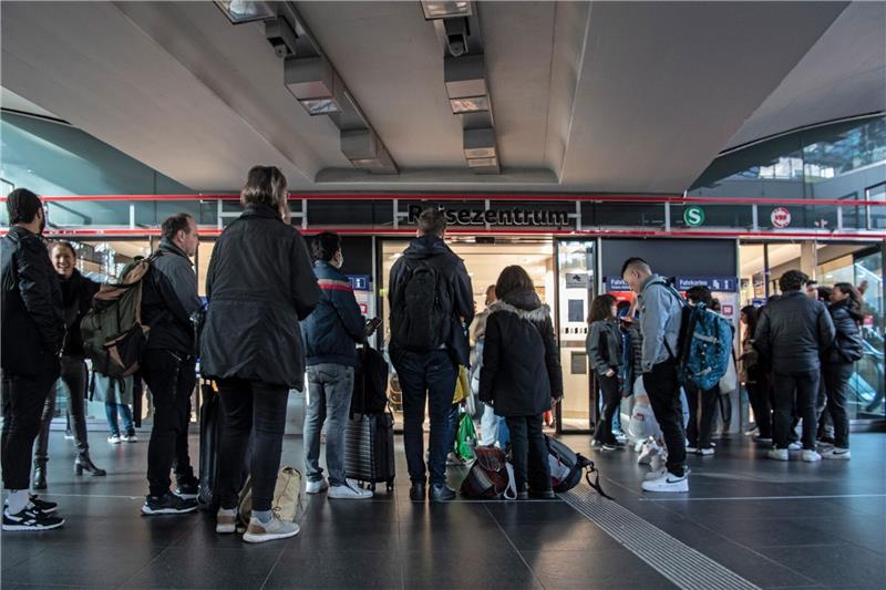 Bahn-Sabotage: Angriff auf kritische Infrastruktur Durch den massiven Zugausfall bildeten sich vor den DB-Reisezentren lange Schlangen.