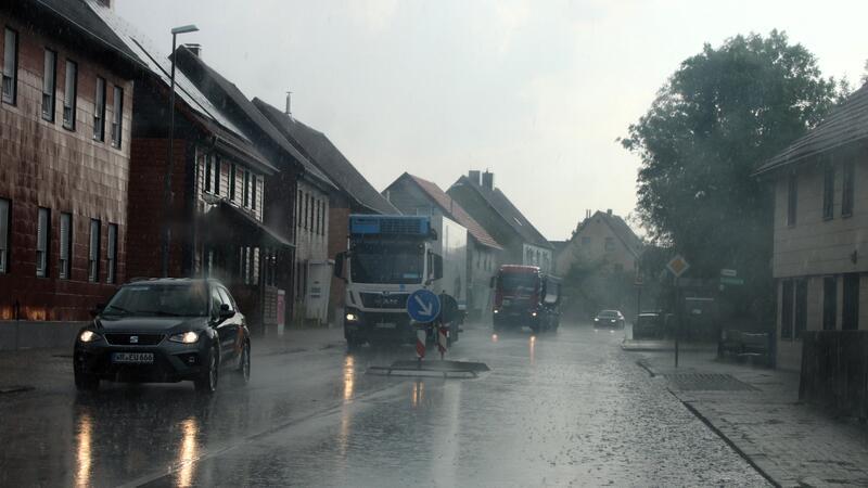 Durch die B 82-Umleitung rauschen vermehrt Lkw durch den Ort.