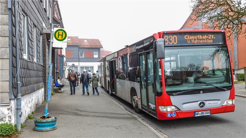 Unbekannter prügelt Clausthaler Busfahrer krankenhausreif Durch die Baustelle in der Adolph-Roemer-Straße ist in der Straße Sorge eine Ersatzhaltestelle. Dort hat sich am Mittwochabend eine Prügelattacke gegen einen Busfahrer ereignet.