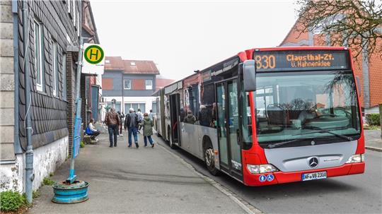 Durch die Baustelle in der Adolph-Roemer-Straße ist in der Straße Sorge eine Ersatzhaltestelle. Dort hat sich am Mittwochabend eine Prügelattacke gegen einen Busfahrer ereignet.