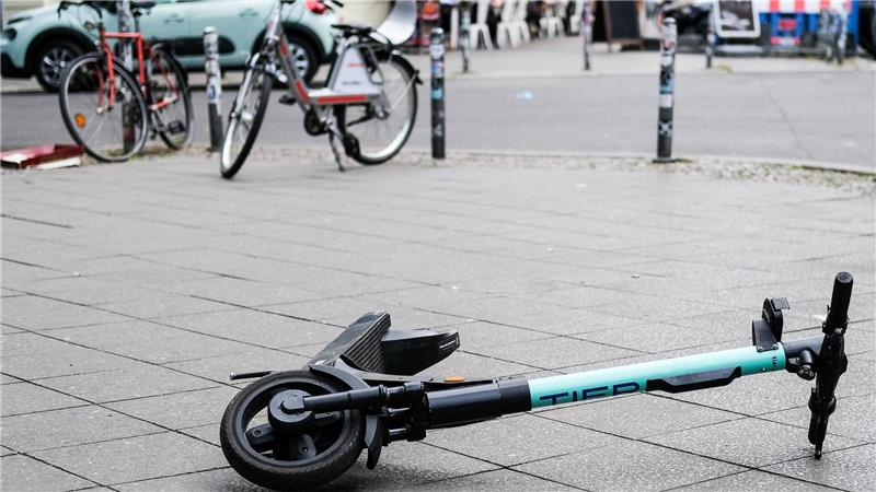 Durch die Einführung der Halterhaftung sollen die Flottenbetreiber von Elektrokleinstfahrzeugen zur Kasse geben werden, wenn Unfallkosten entstehen. (Symbolbild) 