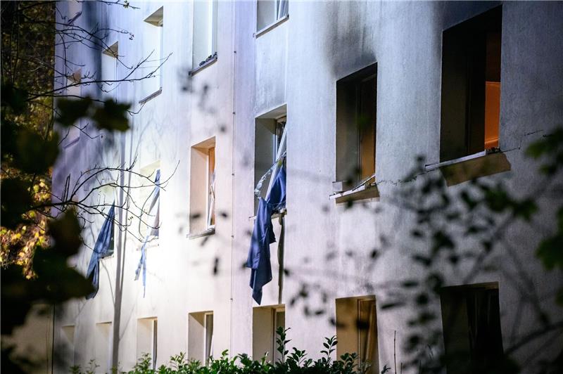 Explosion in Hamburger Männerwohnheim - Mann in Lebensgefahr Durch die Explosion gingen auch etliche Fenster zu Bruch.