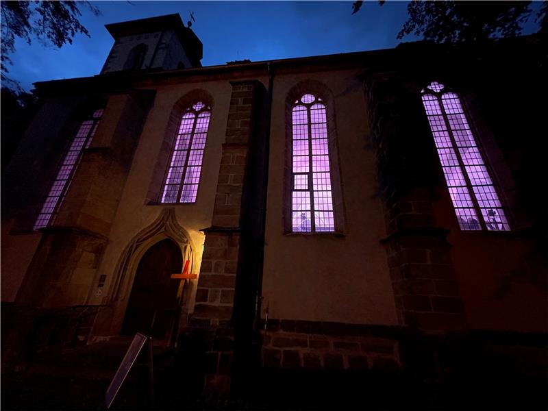Kunstprojekt sorgt für Farbenspiele in Hornburgs Marienkirche Durch die Kirchenfenster scheinen die Farben nach draußen. Foto: Gereke