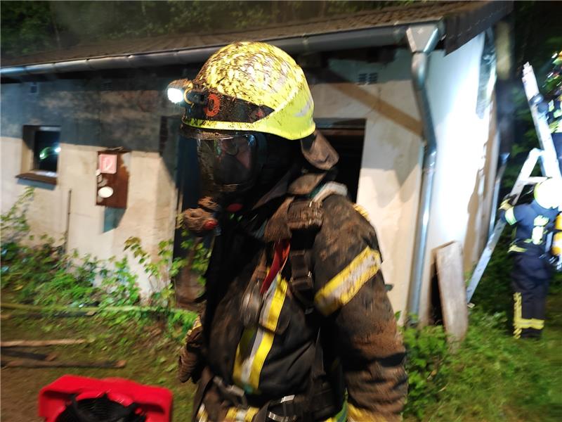 Garage auf Asklepiosgelände in Brand geraten Durch die Löscharbeiten an der Decke der Garage wurden die Einsatzkräfte unter anderem durch herunterkommenden Lehm beschmutzt. Foto: Feuerwehr