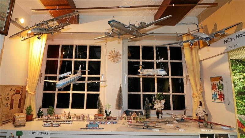 Mitmachen ist im Schladener Heimathaus erwünscht Durch die Lüfte schwebende Flugzeuge und andere Papierspielzeuge lassen sich bei der Öffnung am Sonntag, 5. Februar, ein letztes Mal erleben. Foto: Jambrek