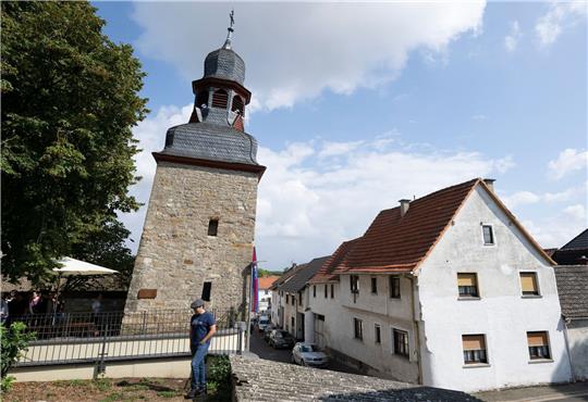 Durch die Neigung von 5,4277 Grad gilt der ehemalige Wehrturm der kleinen Gemeinde in Rheinland-Pfalz als «schiefster Turm der Welt».