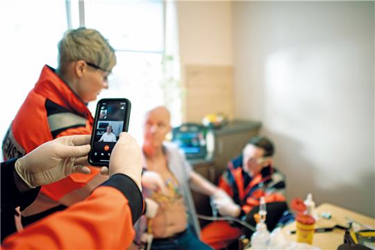 Durch die Telenotfallmedizin kann sich der Arzt direkt zum Einsatz schalten. Foto: Landkreis Goslar