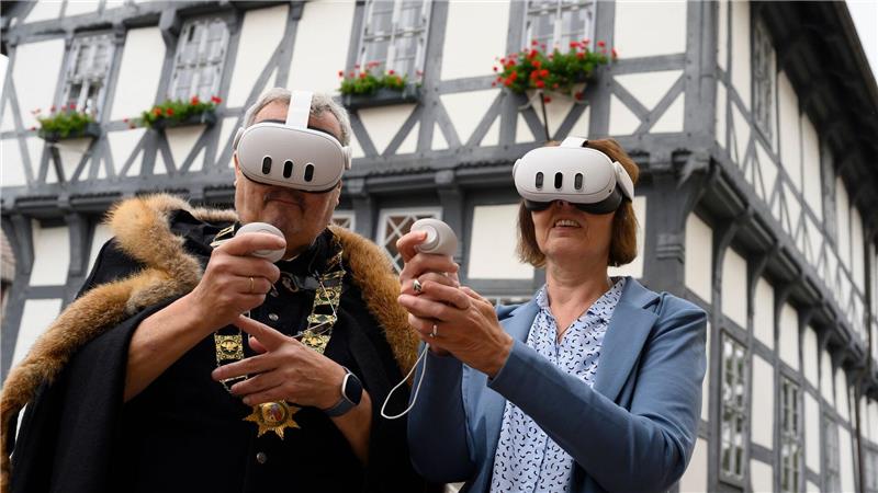 Durch die VR-Brille können Nutzer historische Gebäude besichtigen.