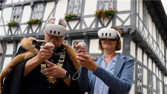 Durch die VR-Brille können Nutzer historische Gebäude besichtigen.