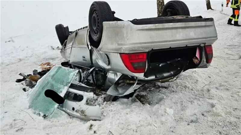 Durch die Wucht des Aufpralls wurde das Fahrzeug im Dachbereich stark eingedrückt.