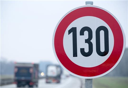 Durch ein Tempolimit würden Fahrerinnen und Fahrer Kraftstoff im Wert von 766 Millionen Euro pro Jahr sparen, sagte ein Experte.