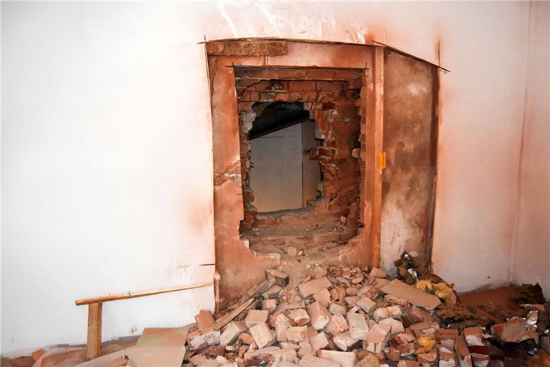 Einbruch durch Loch in der Wand - Täter auf der Flucht Durch ein großes Loch in der Wand gelangten Einbrecher in eine Wohnung in Bremerhaven.