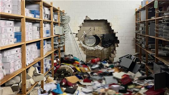 Durch ein großes Loch in der Wand waren die Täter in den Tresorraum gelangt. (Archivbild)