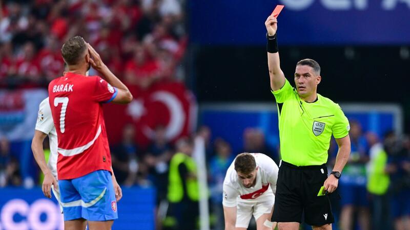 Türkei müht sich ins Achtelfinale Durch eine Gelb-Rote Karte für Tschechiens Antonin Barak war die Türkei früh in Überzahl.