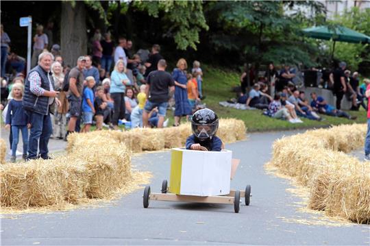 Durch eine Schikane aus Strohballen und viele Zuschauer geht es für die Starter aus der ganzen Region dem Ziel an der Stötterlinger Kirche entgegen.  Fotos: Neuendorf