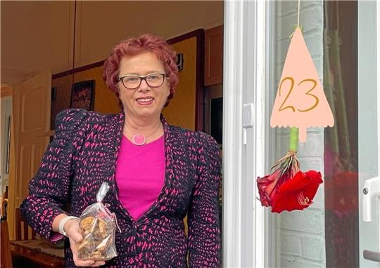 Durch einen Zufall gehören die Nussecken mittlerweile für Renate Lucksch zu Weihnachten dazu. Foto: Rennwanz/Montage: GZ