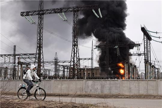 Durch einen der heftigsten Luftangriffe in mehr als zwei Jahren Angriffskrieg hat Russland schwere Schäden am Energiesystem der Ukraine angerichtet. In der ostukrainischen Großstadt Charkiw fiel der Strom komplett aus.