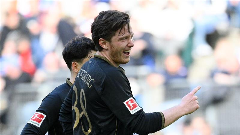 Durch seine Fairplay-Aktion Mann des Spiels: Augsburgs Michael Gregoritsch. 