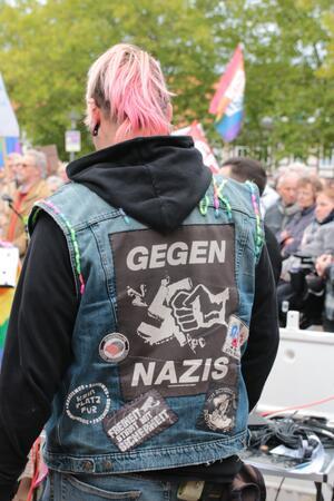 Durchaus bunt ist das Contra, das auf der Gegendemo gezeigt wird.